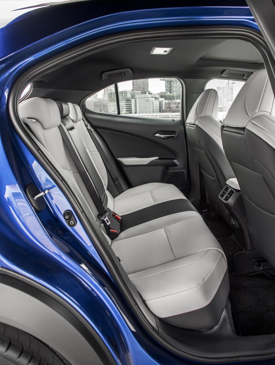 Интерьер Lexus UX200 F-Sport 2019 года  (AU) (фото 12 из 17)